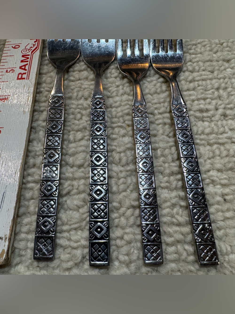 2 Dessert-Salad Forks/ 2 Dinner Forks: Vegas pattern By Oneida Northland Vintage